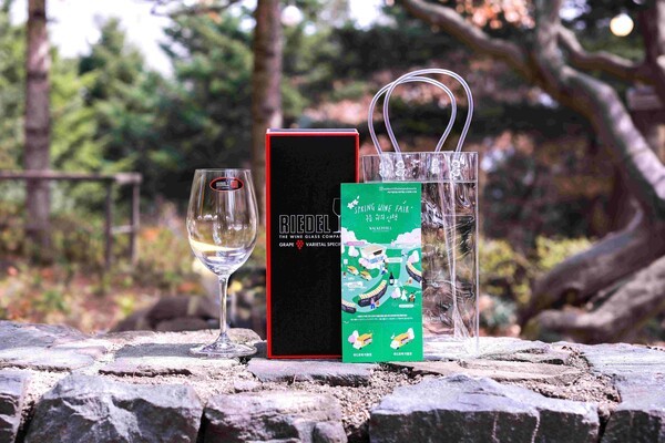 워커힐 와인 페어 입장권에는 리델의 와인 글라스와 칠링백이 함께 제공돼 편안하게 와인을 시음하고 즐길 수 있다. [출처=워커힐 호텔앤리조트]