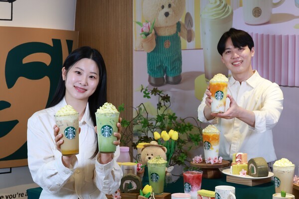 스타벅스코리아는 슈크림 라떼 출시 9년 만에 처음으로 슈크림 라떼 맛과 비주얼에 변주를 준 신메뉴 ‘슈크림 말차 라떼’를 내놓는다. [출처=스타벅스코리아]