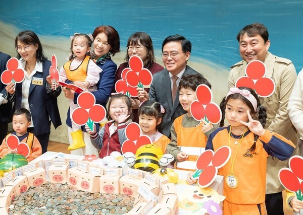 진교훈 서울 강서구청장이 어린이집 아이들이 모은 기부금을 기탁받고 기념사진을 찍고 있다,(뒷줄 오른쪽 두 번째)진교훈 서울 강서구청장. [출처=강서구]