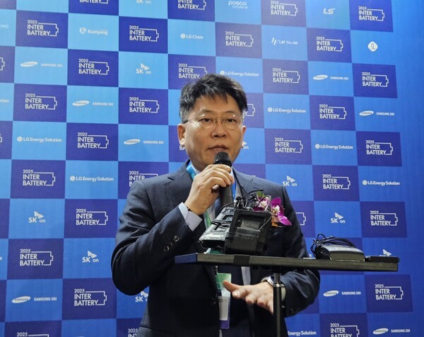 김동명 LG에너지솔루션 대표가 5일 서울 코엑스에서 열린 인터배터리에서 기자들의 질문에 답하고 있다. [출처=진운용 기자]
