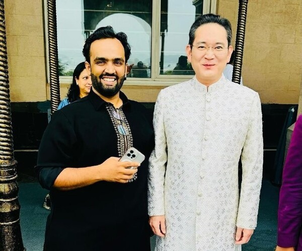 지난해 인도 암바니가의 결혼식에서 이재용 삼성전자 회장이 하객과 촬영한 모습. [출처=웨이보]