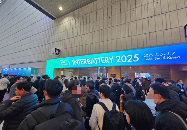 5일 서울 강남구 코엑스에서 열린 '인터배터리 2025'에 관람객이 붐비고 있다. [출처=이남석 기자]