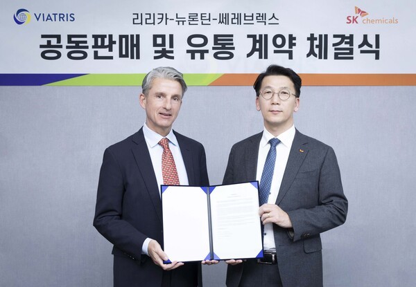 (오른쪽부터) SK케미칼 박현선 Pharma 사업대표, 비아트리스 코리아 빌 슈스터 대표이사가 계약을 체결한 후 기념사진을 촬영했다. [출처=SK케미칼]