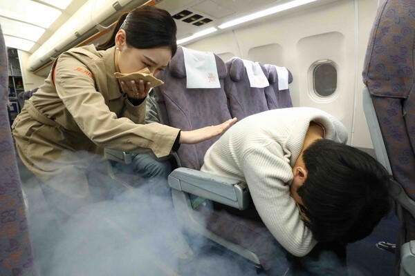 제주항공 객실승무원들이 객실훈련센터에서 기내 화재를 대비한 화재 진압 및 승객 안전 확보 훈련을 하고 있다.[출처=제주항공]
