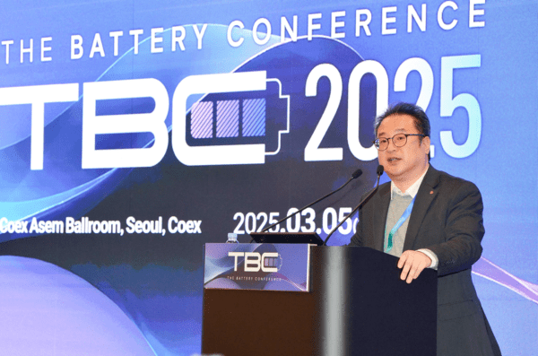 더배터리컨퍼런스에서 LG에너지솔루션 경영전략담당 정경환 상무가 발표를 하고 있다. [출처=LG에너지솔루션]