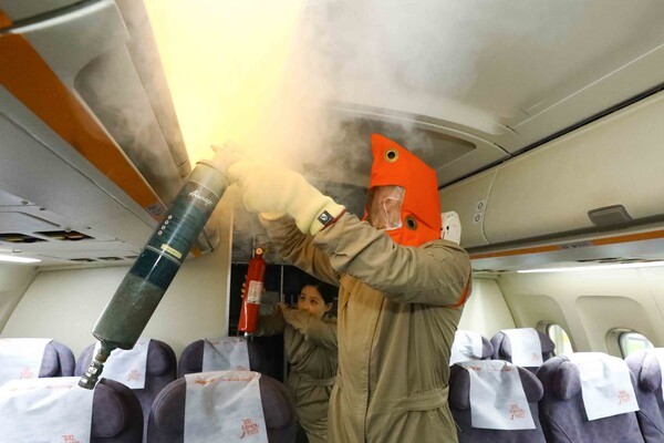 제주항공 객실승무원들이 객실훈련센터에서 기내 화재를 대비한 화재 진압 및 승객 안전 확보 훈련을 하고 있다.[출처=제주항공]