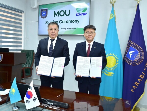 한국수력원자력이 카자흐스탄 현지에서 3일(현지시간) 카자흐스탄 국립대학인 파라비 대학교와 업무협약을 체결했다. 신호철 한국수력원자력 중앙연구원장(오른쪽)과 튀메바예프 잔세이트 파라비 대학교 총장(왼쪽). [출처=한국수력원자역]