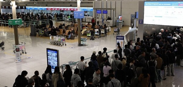승객들이 연휴가 시작된 지난 1일 인천국제공항 제1여객터미널 출국장에서 탑승 수속을 위해 줄을 서고 있다. [출처=연합뉴스]