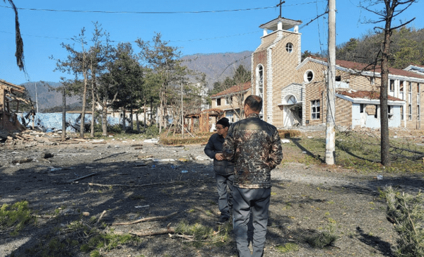 6일 오전 경기 포천시 이동면 노곡리 민가에 한미연합훈련중 폭탄이 떨어져 교회 건물 일부가 파손됐다. [출처=연합뉴스]