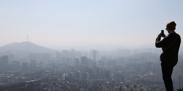미세먼지 농도가 나쁨 수준을 보인 지난달 26일 서울 종로구 인왕산에서 바라본 종로 일대가 뿌옇다. [출처=연합뉴스]