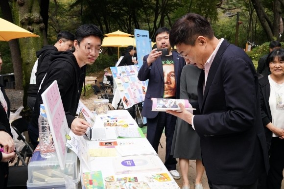 정문헌 서울 종로구청장(오른쪽)이 지난해 종로 책 축제에서 책을 읽고 있다. [출처=종로구]