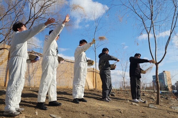 삼양그룹 임직원이 지난 5일 서울 성동구에 위치한 철새보호구역 인근에서 먹이 공급 활동을 하고 있다. [출처=삼양그룹]