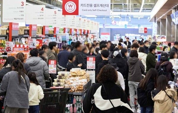 홈플러스의 회생절차로 인해 납품을 일시 유예했던 주요 협력사들이 납품을 속속 재개키로 했다. 7일 고객들이 서울 강서구 소재 홈플러스 강서점에서 쇼핑을 하고 있다. [출처=연합뉴스]