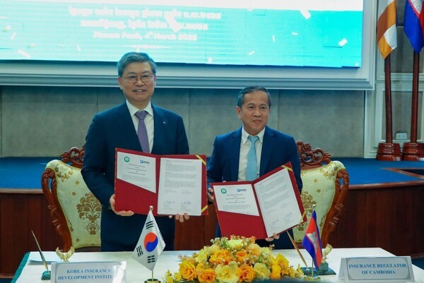 허창언 보험개발원장(왼쪽)과 부 찬피루 캄보디아 보험감독청장 [출처=보험개발원 ]