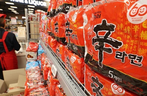 농심이 오는 17일부터 신라면과 새우깡을 포함한 라면과 스낵 브랜드 56개 중 17개 브랜드의 출고가를 평균 7.2% 인상한다. 서울의 한 대형마트에 신라면이 진열돼 있다. [출처=연합뉴스]