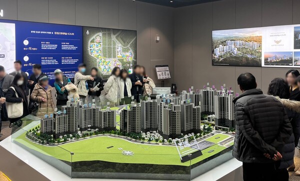 방문객들이 ’창경궁 롯데캐슬 시그니처’의 견본주택을 둘러보고 있다.[출처=롯데건설]