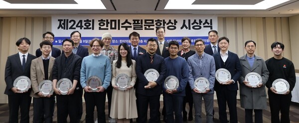 한미약품 본사에서 열린 ‘제24회 한미수필문학상’ 시상식에서 수상자들이 상패를 들고 기념촬영을 하고 있다. [제공=한미약품]