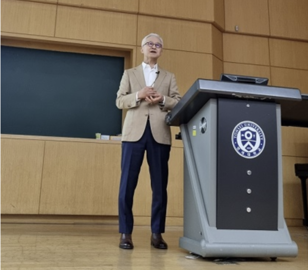 ▶ 경계현 삼성전자 DS부문 사장이 지난 6월 연세대학교를 방문해 &lsquo;꿈과 행복의 삼성반도체: 지속가능한 미래&rsquo;를 주제로 특별강연하는 모습. 삼성전자
