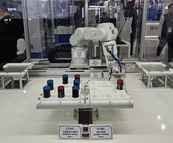 엡손이 SMC와 협업해 원통형 배터리 P&P 공정에 사용되는 로봇을 선보였다. [출처=진운용 기자]