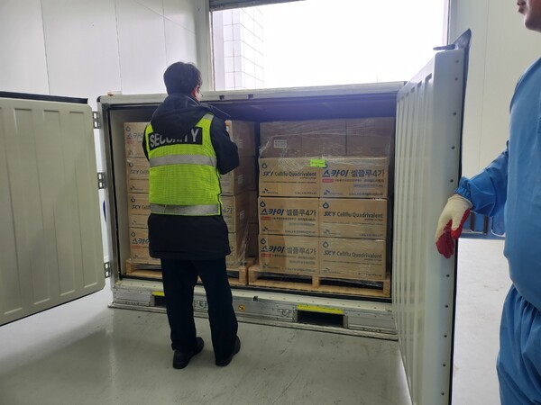 SK바이오사이언스의 독감백신 스카이셀플루가 남반구 수출을 위해 안동 L하우스에서 출하중이다. [제공=SK바이오사이언스]