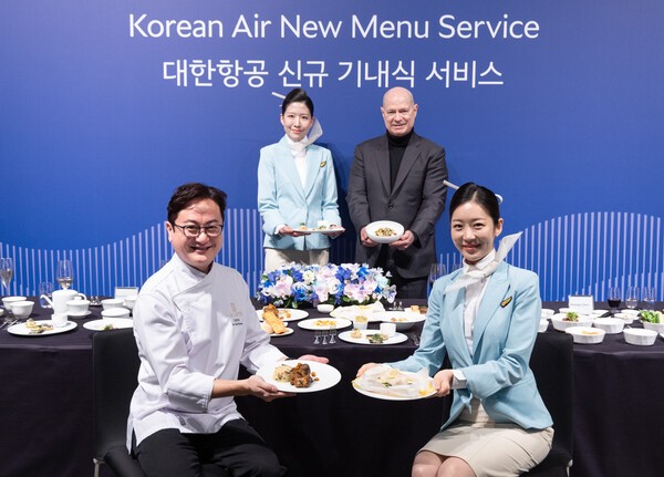 대한항공 신규 기내식 메뉴 개발에 협업한 김세경 셰프와 David Pacey 대한항공 기내식기판 및 라운지 부문 부사장 [출처=대한항공]