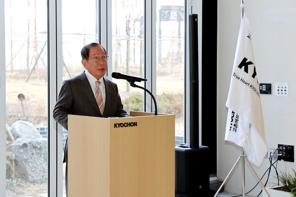 교촌그룹 창립 34주년 기념식에서 권원강 회장이 창립기념사를 전하고 있다. [출처=교촌에프앤비]