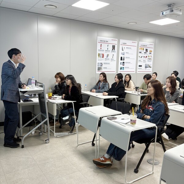 운항승무원과 객실승무원이 항공 전문 의사의 수면 관리 교육에 참여하고 있다.[출처=이스타항공]