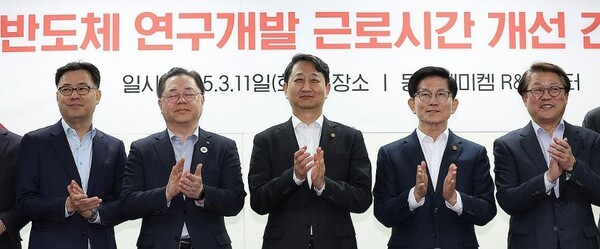 안덕근 산업통상자원부 장관(왼쪽 세번째)과 김문수 고용노동부 장관(왼쪽 네번째)이 11일 경기 성남시 판교 동진쎄미켐 R&D센터에서 열린 '반도체 연구개발 근로시간 개선 간담회'에서 기념촬영하고 있다. [출처=연합뉴스]