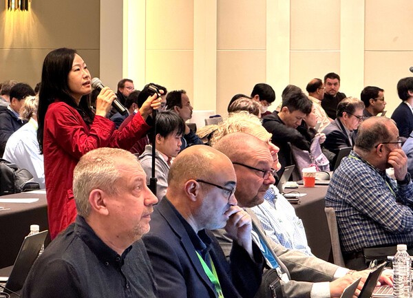 LG전자 CTO부문 C&M표준연구소 김래영 책임연구원이 글로벌 이동통신 표준단체 '3GPP'의 'SA 총회'에서 발표를 하고 있다.[출처=LG전자]