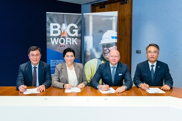 대한전선이 내셔널그리드와 HVDC 프레임워크 계약을 하고 있다.(오른쪽 대한전선 송종민 부회장) [출처=대한전선 ]