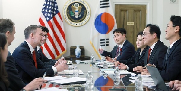 정인교 산업통상자원부 통상교섭본부장이 지난 14일(현지시각) 미국 워싱턴 D.C. 미국 무역대표부 회의실에서 제이미슨 그리어 미국 무역대표부(USTR) 대표와의 면담에서 상호관세 등 양국 간 통상 현안을 논의하고 있다. [출처=연합뉴스]