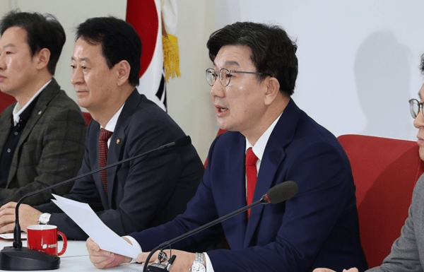 국민의힘 권성동 원내대표가 16일 서울 여의도 국회에서 윤석열 대통령 탄핵 심판과 관련한 당 입장 등 현안 관련 기자간담회를 하고 있다. [출처=연합뉴스]