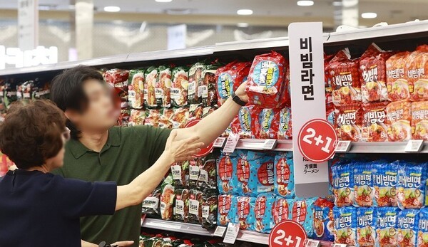 식품업계가 여름을 앞두고 비빔면 전쟁에 본격 나서고 있다. 서울 시내 한 대형마트에서 농심 ‘배홍동쫄쫄면’을 집어든 소비자의 모습. [출처=연합뉴스]