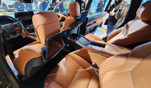 LX 700h의 2열 [출처=EBN]
