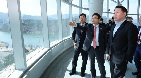 경주 APEC 경제인 행사 현장 둘러보는 최태원 회장. [출처=대한상의]