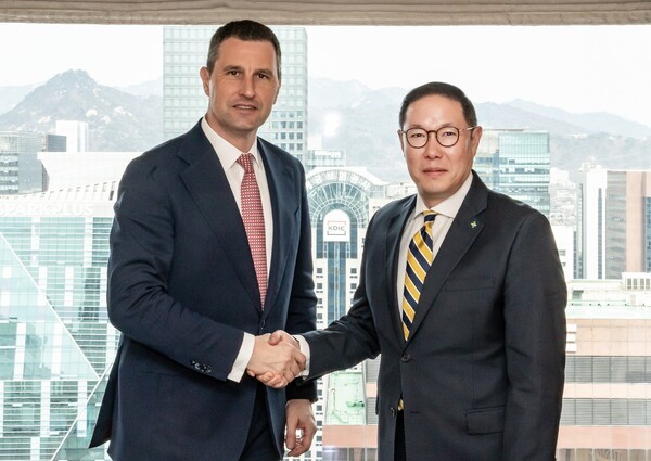 조현상 HS효성 부회장이 17일 서울 소공동 롯데호텔에서 바르나 탄초스 루마니아 부총리 겸 재무부장관을 만나 투자환경 개선을 협의했다. 조현상 HS효성 부회장(사진 오른쪽)과 바르나 탄초스 루마니아 부총리. [출처=HS효성]