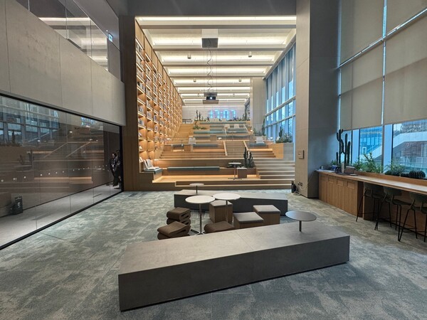         놀유니버스(NOL UNIVERSE) 10X(텐엑스)타워 지상 4층 소재 오아시스 라이브러리 전경. [출처=EBN]