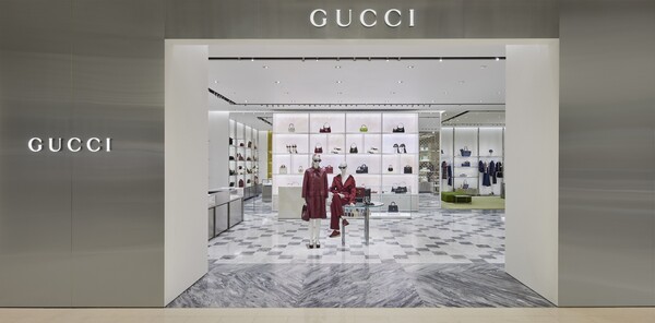 이탈리아 럭셔리 브랜드 구찌(Gucci)가 신세계백화점 본점 1층에 위치한 여성 스토어를 새롭게 단장하고, 리뉴얼 오픈했다. [출처=구찌]