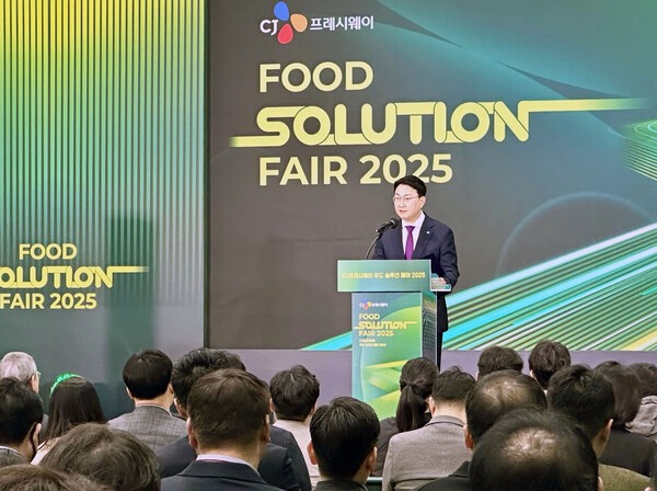 19일 서울 서초구 양재동 소재 aT센터에서 열린 ‘푸드 솔루션 페어 2025’에 이건일 CJ프레시웨이 대표이사가 참석해 환영사를 하고 있다. [출처=CJ프레시웨이]
