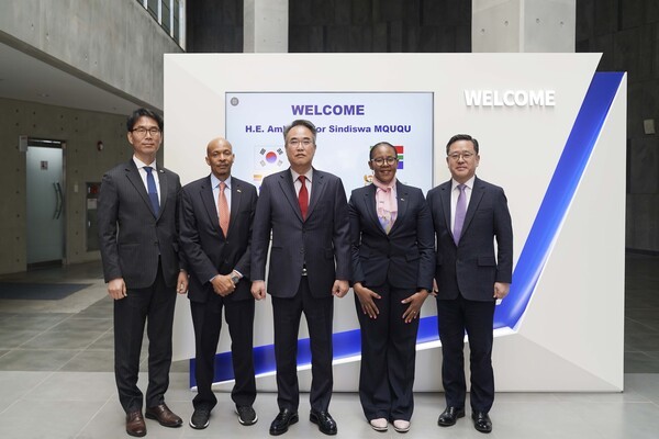 대한전선과 주한 남아공 대사관의 관계자들이 기념 사진을 촬영하고 있다. (왼쪽부터 주한 남아공 대사관 진광수 상무관, 툴라니 니엠베 정치참사관, 대한전선 송종민 부회장, 신디스와 음쿠쿠 주한 남아공 대사, 대한전선 경영관리실장 백승 상무)[출처=대한전선 ]