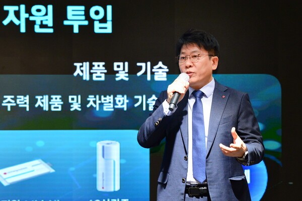 김동명 LG에너지솔루션 CEO 사장이 서울 여의도 LG트윈타워에서 열린 '제5기 정기주주총회'에서 발표하는 모습. [출처=LG에너지솔루션]