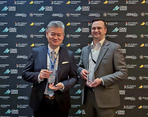 삼성바이오로직스는 19일(현지시간) 미국 뉴욕에서 열린 'CDMO 리더십 어워즈'에서 수상했다고 밝혔다. 제임스 최 영업지원담당 부사장(왼쪽)과 케빈 샤프 Sales&Operation담당 부사장 등 삼성바이오로직스 관계자들이 수상 후 기념촬영을 하고 있다. [출처=삼성바이오로직스]