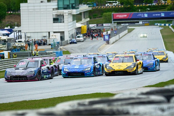 2024 오네 슈퍼레이스 챔피언십 개막전에서 선수들이 치열한 접전을 벌이고 있다[출처=슈퍼레이스]