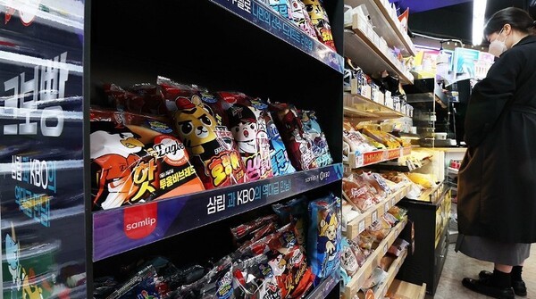 20일 서울의 한 편의점에 SPC삼립과 한국야구위원회(KBO)가 협업해 만든 ‘크보빵(KBO빵)’이 진열돼 있다. [출처=연합뉴스]