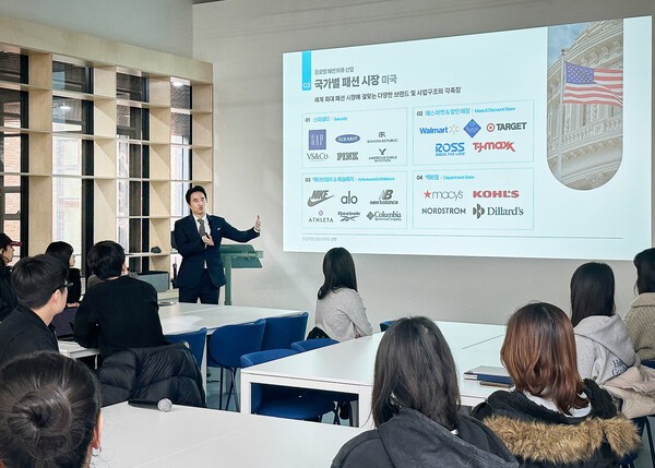 김익환 한세실업 부회장이 지난 4일 홍익대학교 아트앤디자인밸리에서 특강을 진행하고 있다. [출처=한세실업]