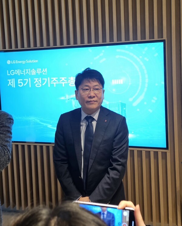 김동명 LG에너지솔루션 대표가 19일 주주총회에서 기자들의 질문에 답하고 있다. [출처=진운용 기자]