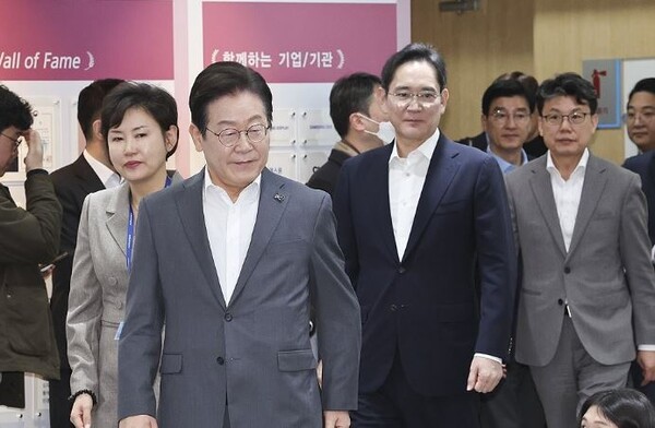 더불어민주당 이재명 대표와 이재용 삼성전자 회장이 20일 서울 강남구 멀티캠퍼스 역삼 SSAFY 서울캠퍼스에서 청년 취업 지원을 위한 현장 간담회에 참석하고 있다. [제공=연합]