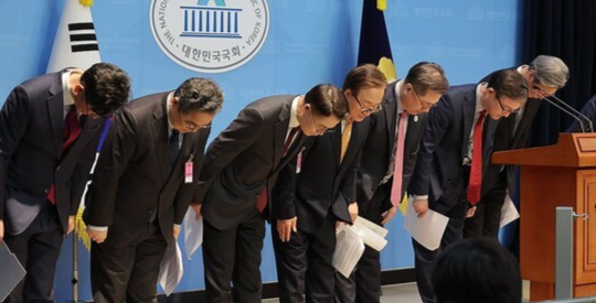 19일 국회 소통관에서 본회의에 통과된 상법 개정안에 대한 대통령 권한대행의 재의요구권 행사를 촉구하며 경제 8단체가 기자회견을 하고 있다. [출처=연합]