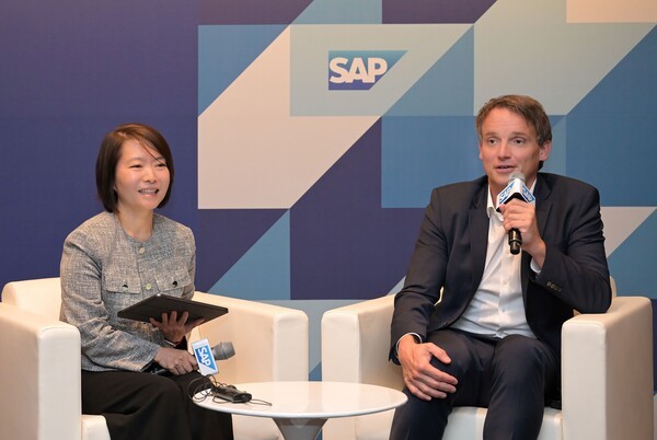 크리스찬 클라인 SAP CEO와 신은영 SAP 코리아 대표이사가 20일 대담을 나누고 있는 모습 [출처=SAP]