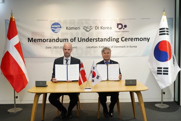 20일 협약식에 참석한 배정철 한국조선해양기자재연구원 원장(사진 오른쪽)이 라쎄(Lasse Broe Honoré) 덴마크산업협회 한국 대표(사진 왼쪽)와 기념촬영을 하고 있다. [출처=KOMERI]